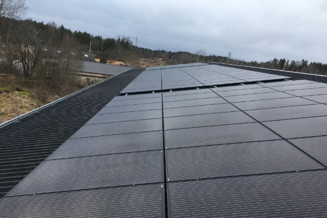 Montering av solceller Stockholm på ett stort ladugårdstak